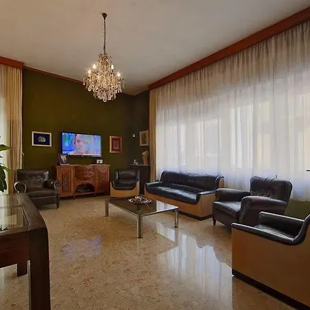 Dimi House Bed & Breakfast 2*